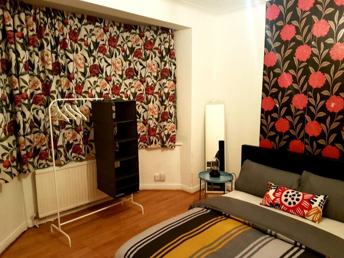 Budget House In Gants Hill Bed & Breakfast Ilford Dış mekan fotoğraf