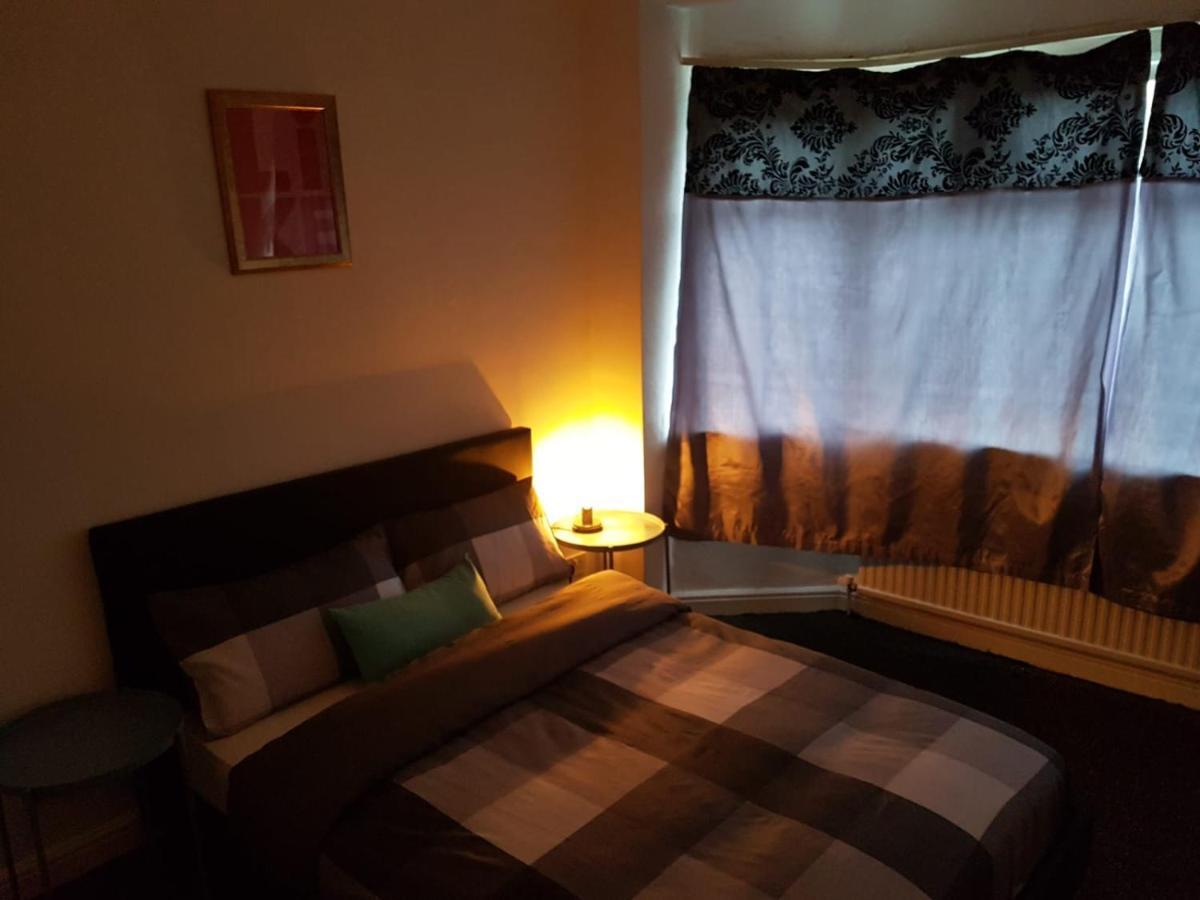 Budget House In Gants Hill Bed & Breakfast Ilford Dış mekan fotoğraf