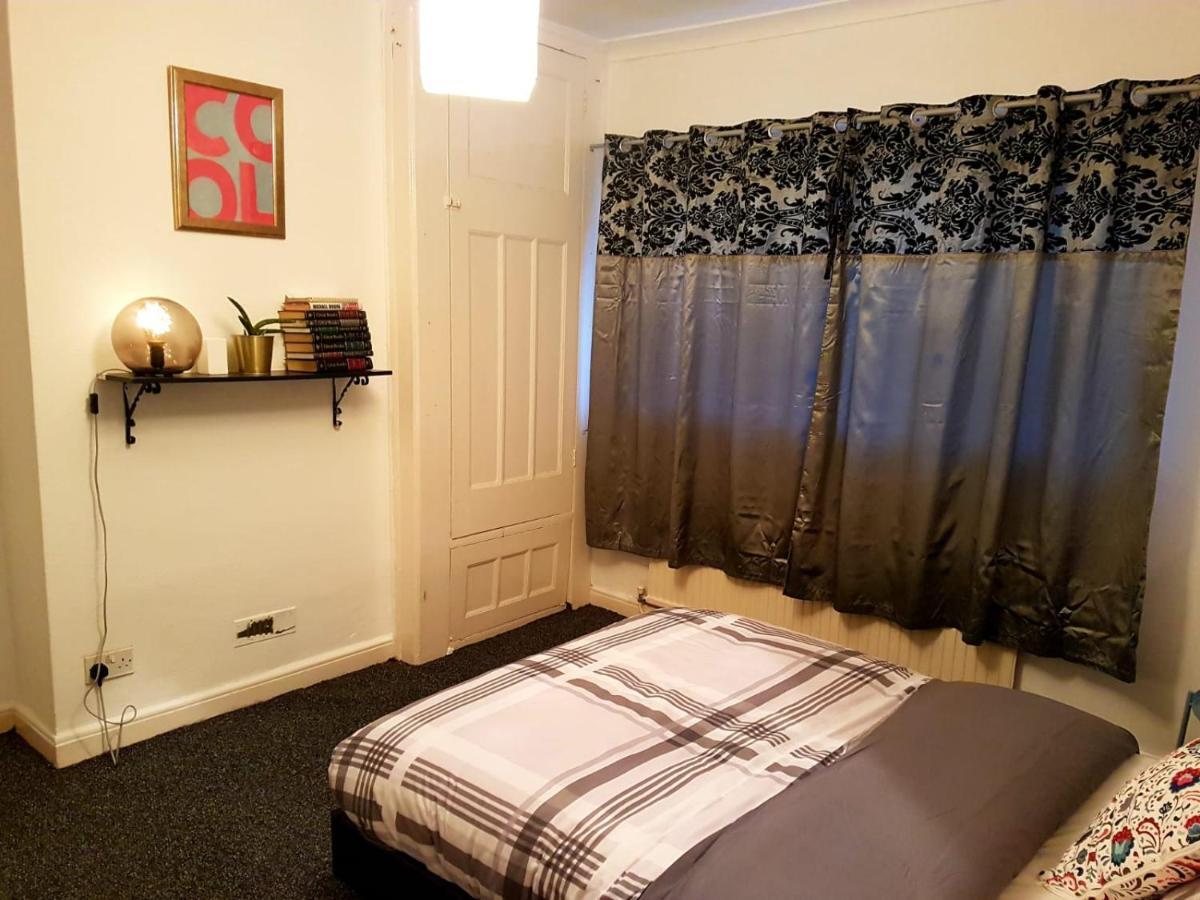 Budget House In Gants Hill Bed & Breakfast Ilford Dış mekan fotoğraf